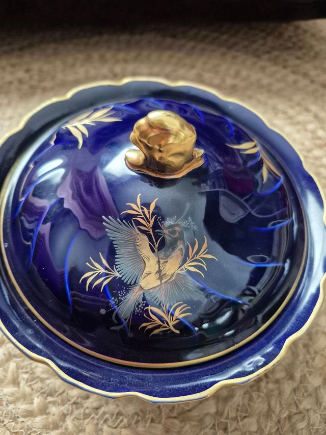 Grande scatola di caramelle blu