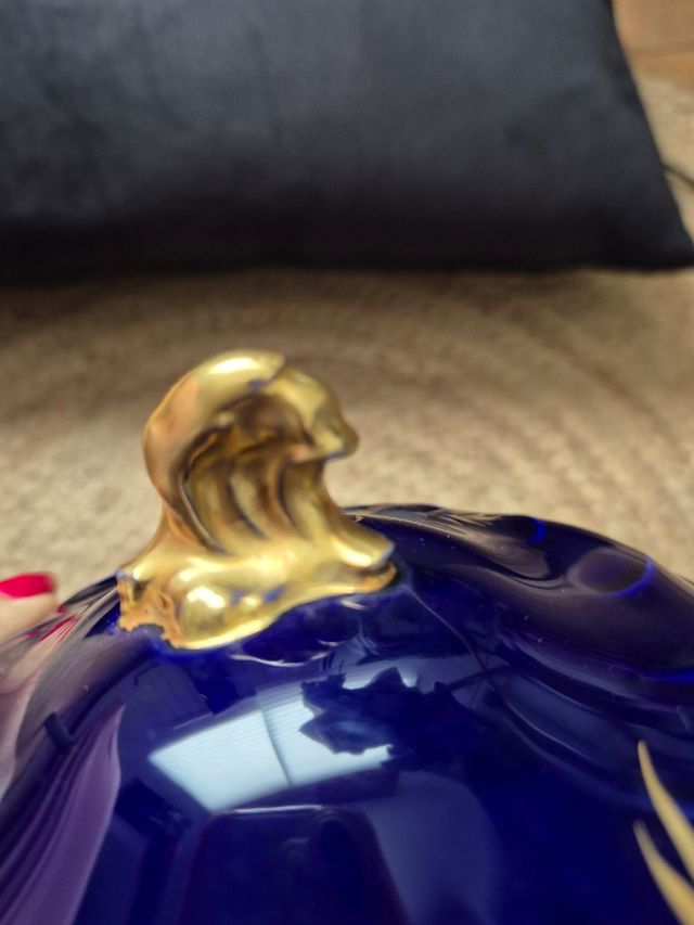 Grande scatola di caramelle blu