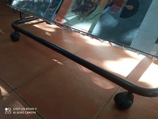 Estantería metálica con ruedas