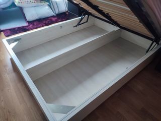 Cama blanca con almacenaje