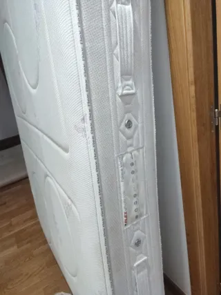 Cama blanca con almacenaje