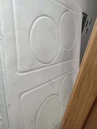 Cama blanca con almacenaje