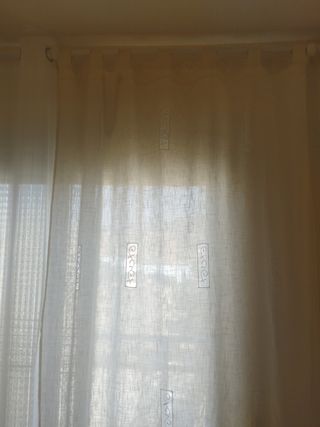 1 Cortina lino, con transparencias y bordados.