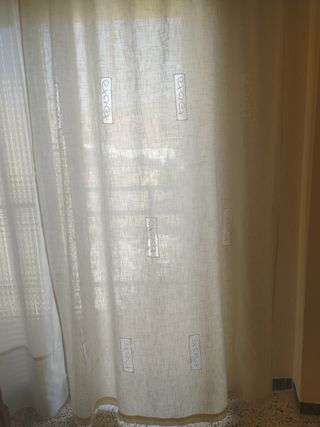 1 Cortina lino, con transparencias y bordados.