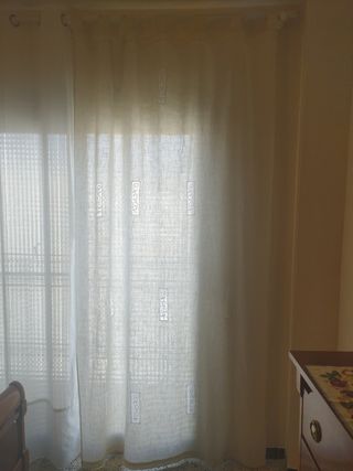 1 Cortina lino, con transparencias y bordados.