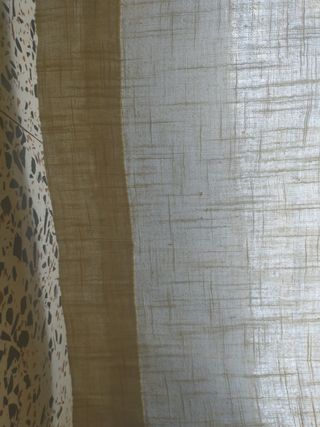 1 Cortina lino, con transparencias y bordados.