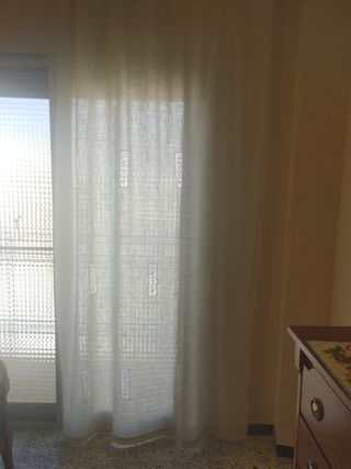 1 Cortina lino, con transparencias y bordados.