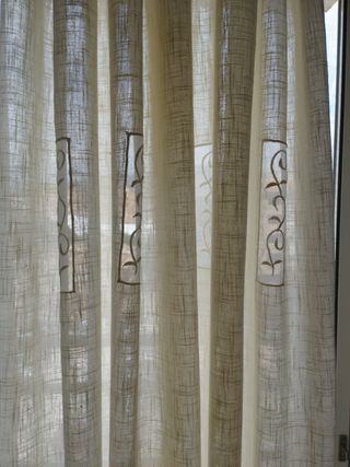 1 Cortina lino, con transparencias y bordados.