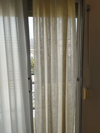 1 Cortina lino, con transparencias y bordados.