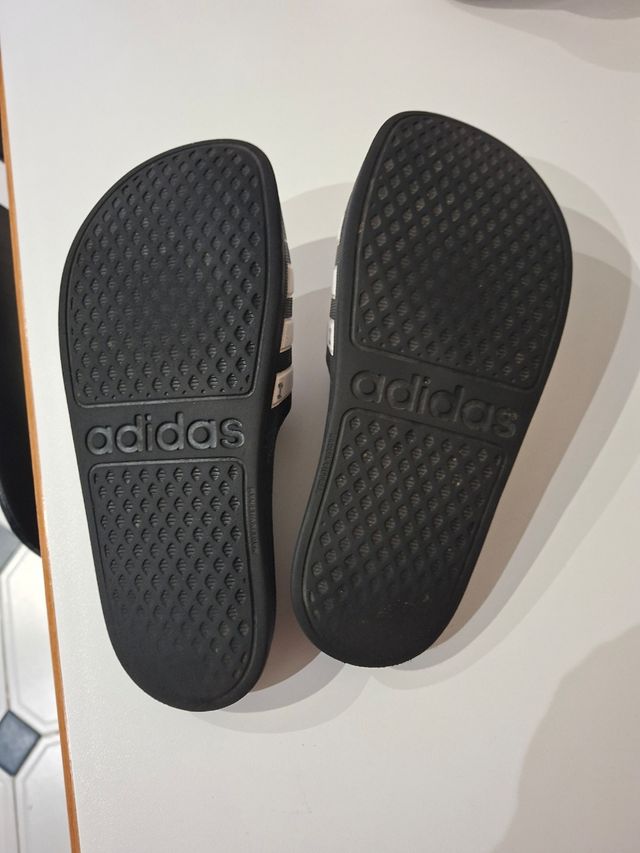 Chanclas Adidas . Chic@.

