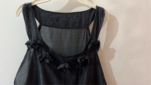 Top negro con detalles de flores