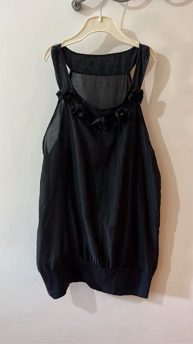 Top negro con detalles de flores