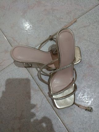 Zapatos dorados fiesta