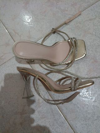 Zapatos dorados fiesta