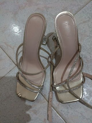 Zapatos dorados fiesta