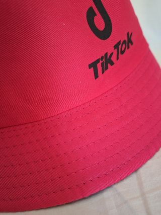 Cappellino Tik Tok rosafucsia nero