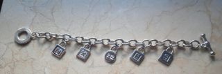 Pulsera  tipo Pandora plateada.