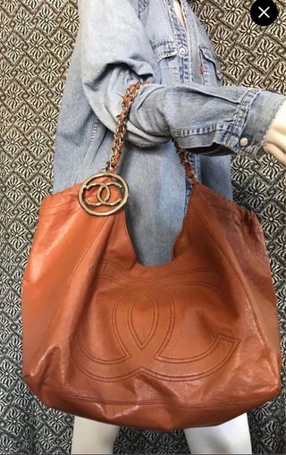 Bolso Chanel tote en piel.