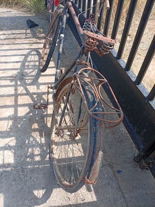 Bicicleta antigua , ideal para decoración.