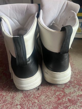 Scarpe sportive bianche e nere