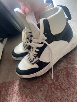 Scarpe sportive bianche e nere
