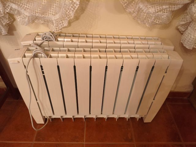 2 Radiadores eléctricos blancos