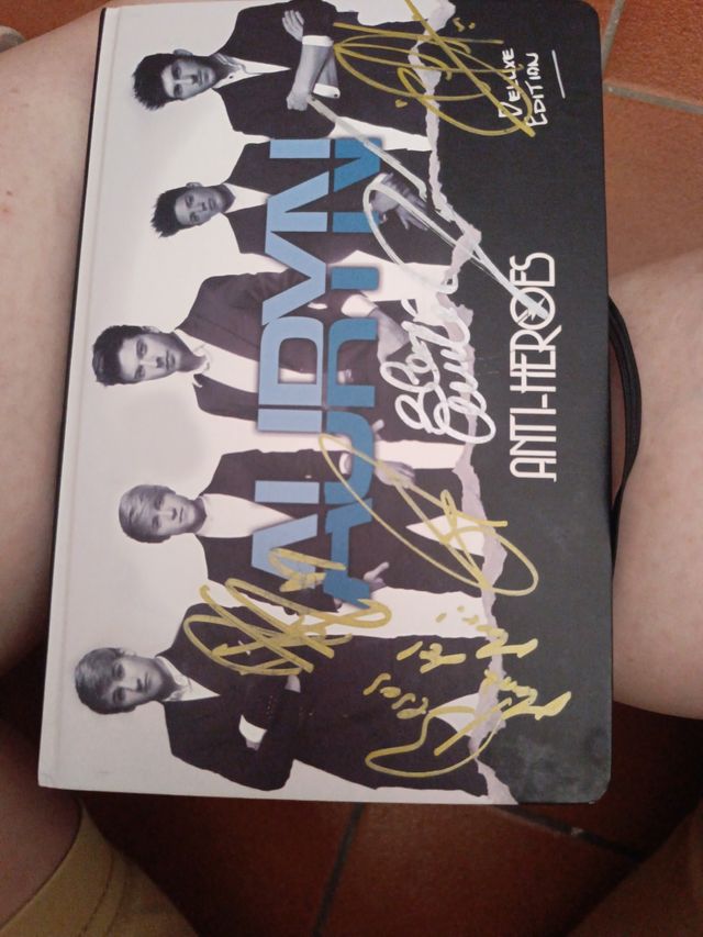 Anti-Heroes Deluxe - IDOL firmado