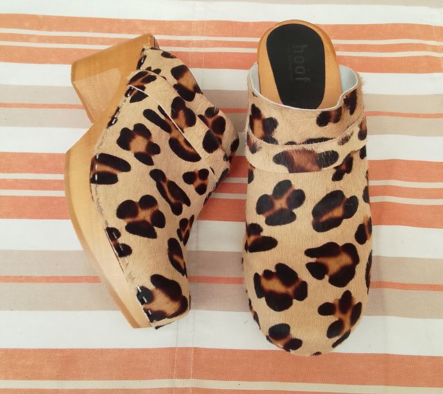 Zuecos de piel de potro y madera HOFF