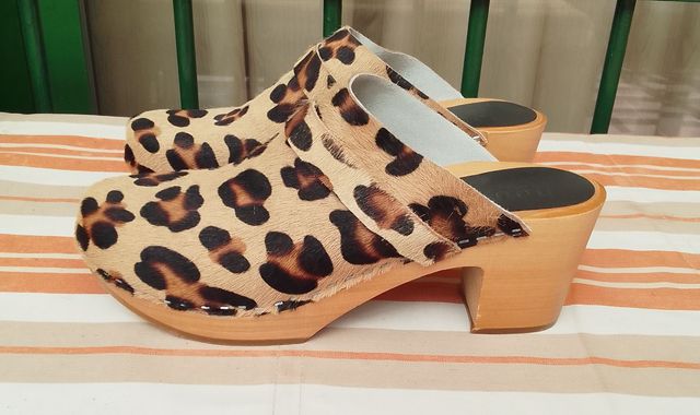 Zuecos de piel de potro y madera HOFF
