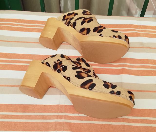 Zuecos de piel de potro y madera HOFF