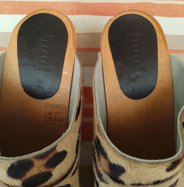 Zuecos de piel de potro y madera HOFF