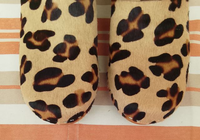 Zuecos de piel de potro y madera HOFF