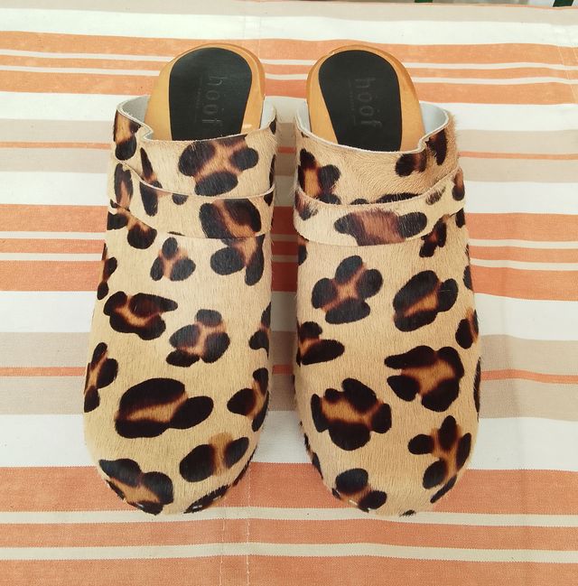 Zuecos de piel de potro y madera HOFF