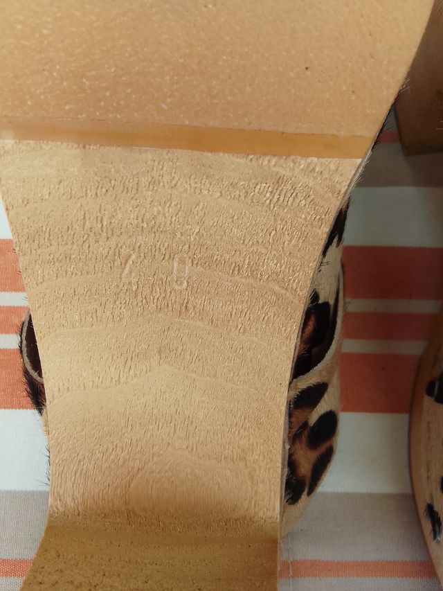 Zuecos de piel de potro y madera HOFF