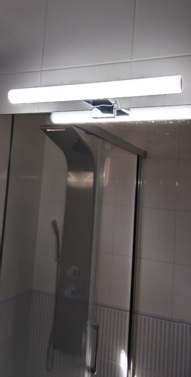 Espejo baño azul con aplique luz