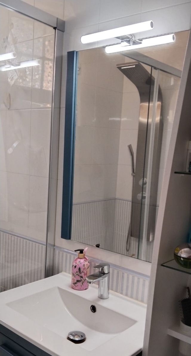 Espejo baño azul con aplique luz