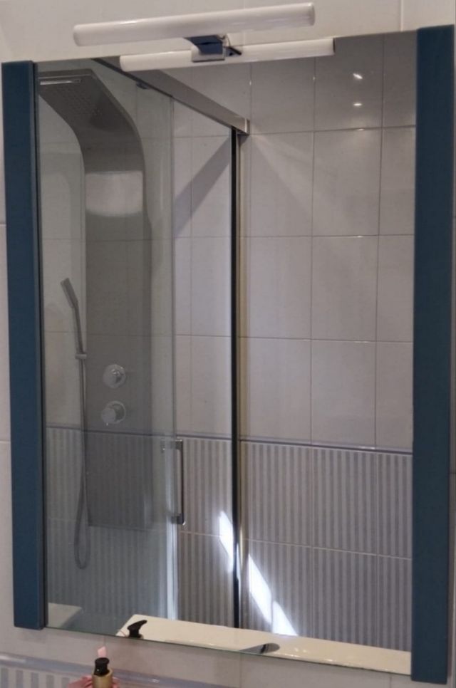 Espejo baño azul con aplique luz