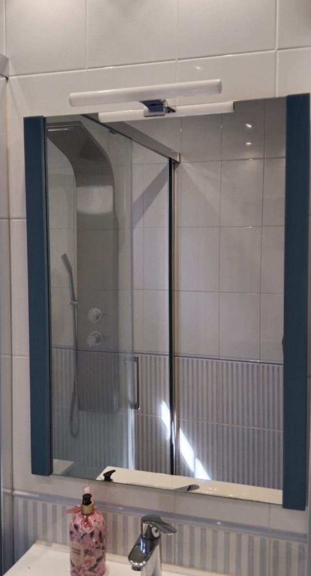 Espejo baño azul con aplique luz