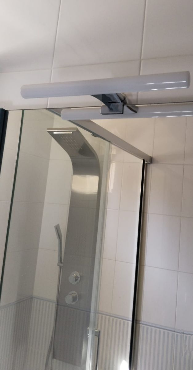 Espejo baño azul con aplique luz