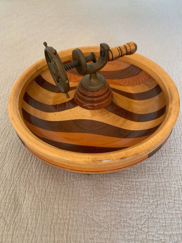 Cascanueces artesanal de madera