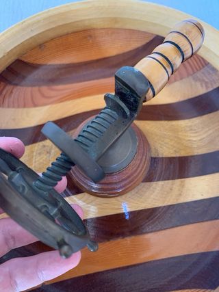 Cascanueces artesanal de madera