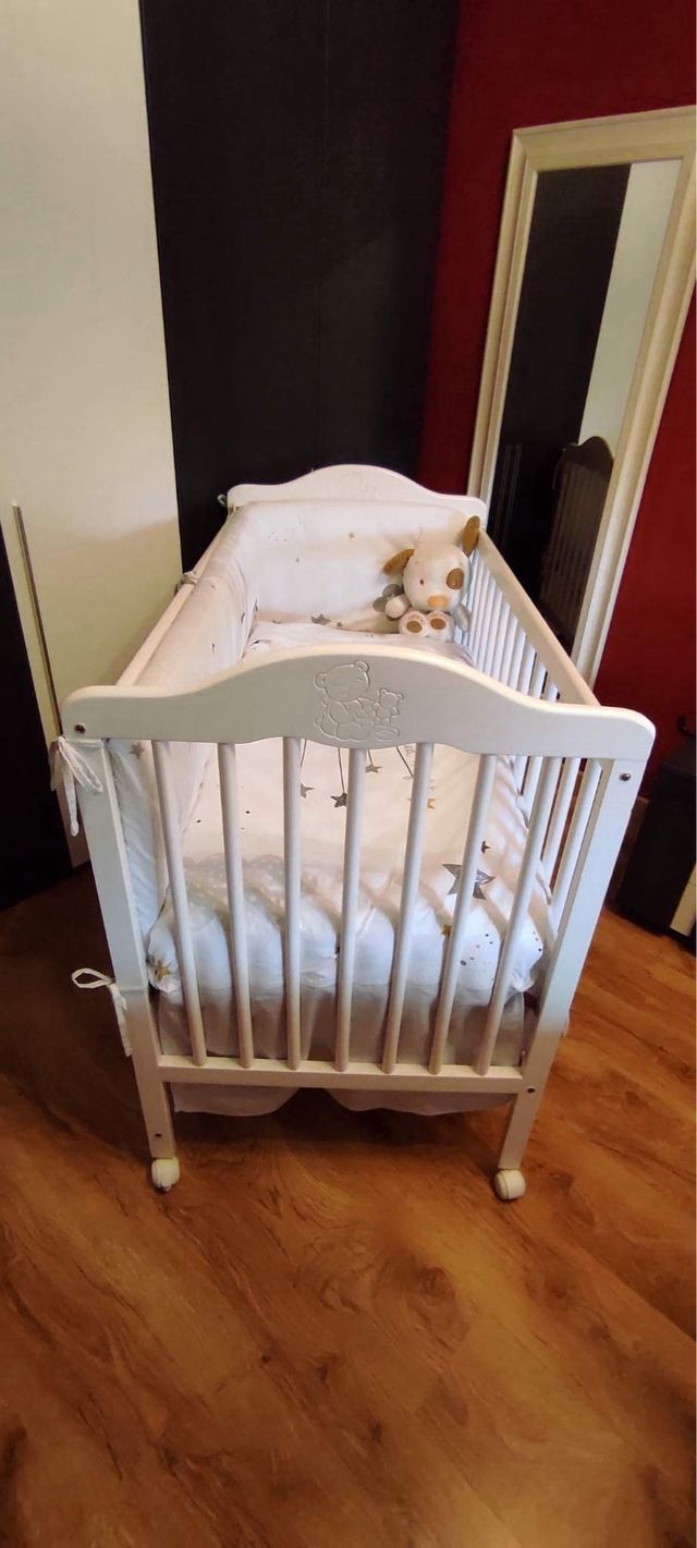 Cuna bebé + colchón + ropa