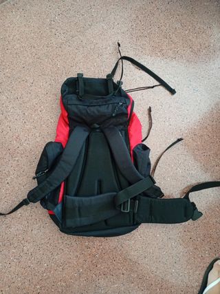 Mochila Quechua trekking  45 L roja y negra
