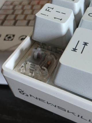 Newskill Pyros Speed - Teclado mecánico blanco