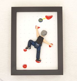 Figura escalador rocódromo enmarcada personalizada