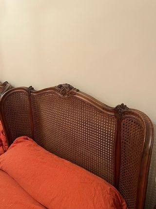 2 camas antiguas de mimbre y madera