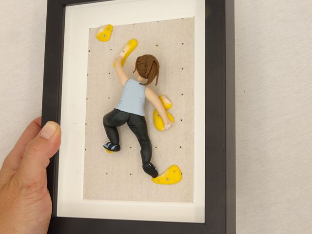 Figura escalador rocódromo enmarcada personalizada