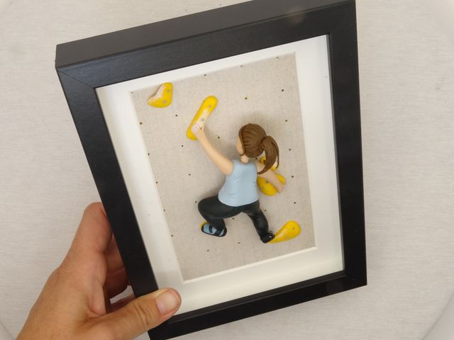 Figura escalador rocódromo enmarcada personalizada