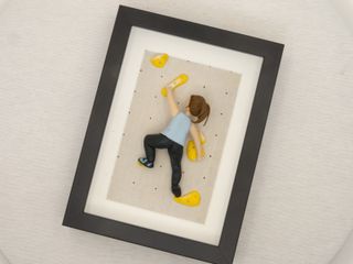 Figura escalador rocódromo enmarcada personalizada