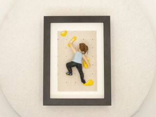 Figura escalador rocódromo enmarcada personalizada